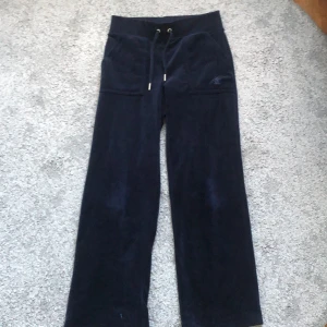 Juicy byxor - Juicy byxor storlek xxs men uppsydda så de passar nån som är 147-150cm