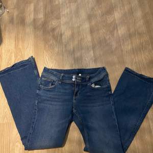 Säljer slutsålda lågmidjade jeans med fickor från hm. Endast använda två gånger. Funkar för mig som har 36-38 fast de är 40💕kolla profil för fler jeans 