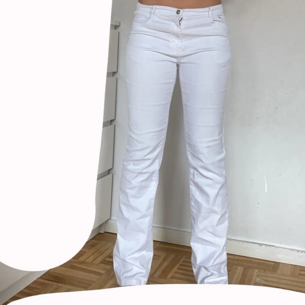 Fina vita byxor med fina detaljer på bakfickorna!! Jag är 170 cm och använder stl 38!! Använt dem 3 gånger men köpta på secondhand!! Säljs pga att den inte kommer till användning . Jeans & Byxor.