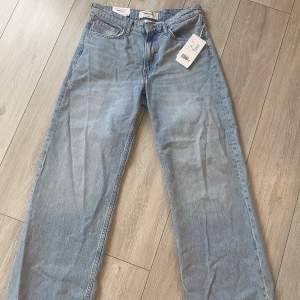 Ett par oanvända jeans från HM i modellen ”wide slouch lowwaist”. Aldrig använda och köptes för 399.