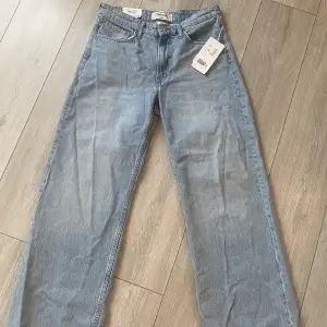 Ett par oanvända jeans från HM i modellen ”wide slouch lowwaist”. Aldrig använda och köptes för 399.