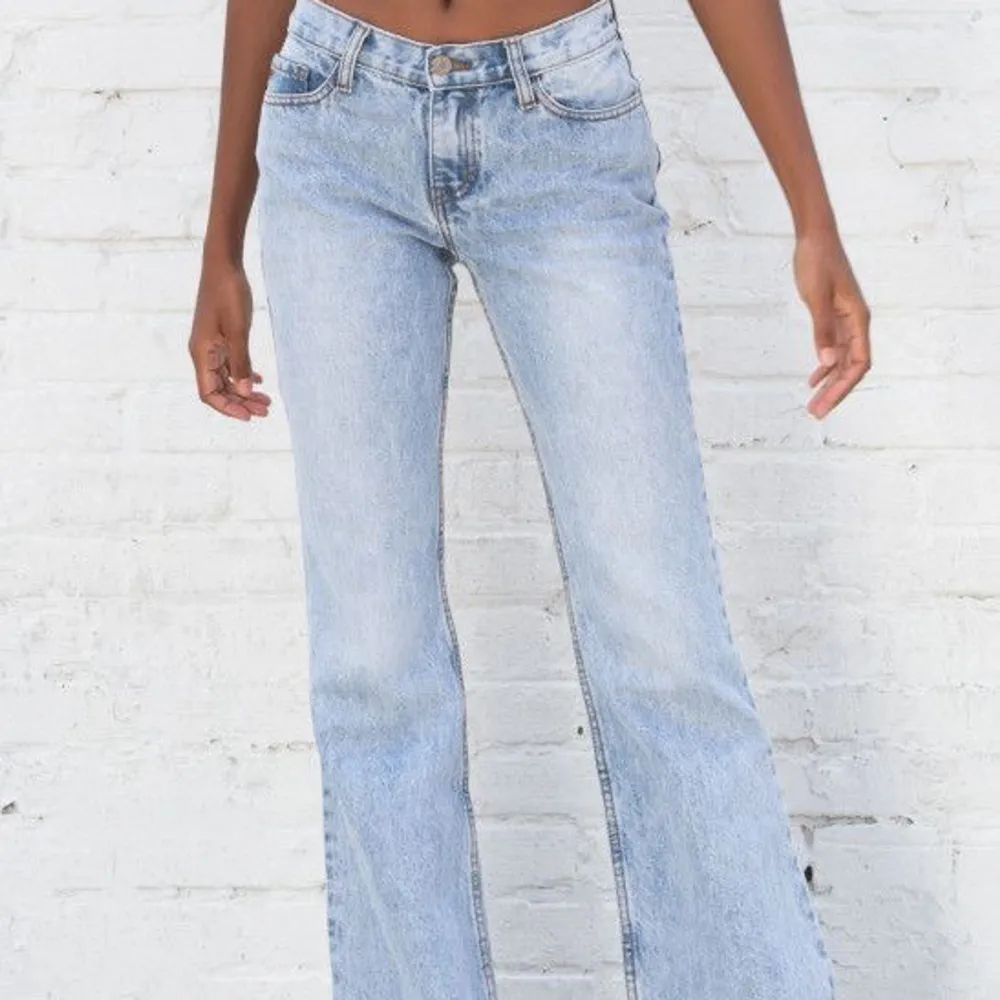 supersnygga ljusblåa low waist brandy melville jeans i modellen quinn. Som nysckick :) säljer då dem inte passar mig. NYPRIS: 400kr (Skulle även kunna byta dessa mot et par andra brandy jeans som är i modelle kylie) 66cm midja, 74cm innerbenslängd . Jeans & Byxor.