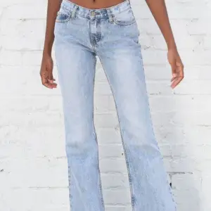 supersnygga ljusblåa low waist brandy melville jeans i modellen quinn. Som nysckick :) säljer då dem inte passar mig. NYPRIS: 400kr (Skulle även kunna byta dessa mot et par andra brandy jeans som är i modelle kylie) 66cm midja, 74cm innerbenslängd 