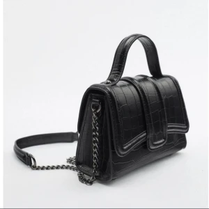 Väska - En jättefin väska från zara som tyvärr inte kommer till användning längre💕nypris 299kr