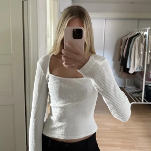 Vit långärmad från Ginatricot  - Vit långärmad tröja från Ginatricot. Ribbad och skönt material. I storlek XS. Använd ett fåtal gånger