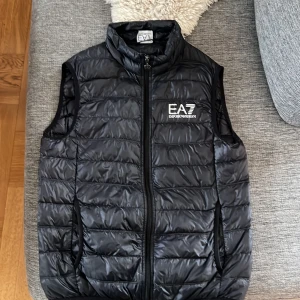 Emporio Armani väst  - Västen är i storlek S, inte använt så mycket därför säljer jag den. Bara skriva om ni undrar något 