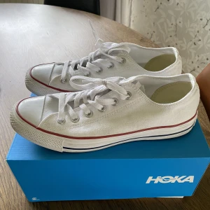 Vita Converse Skor - Vita Converse Skor: Storlek: 40 (passar 41) Skick: 9/10 (använt en gång) (Boxen ingår inte!)  