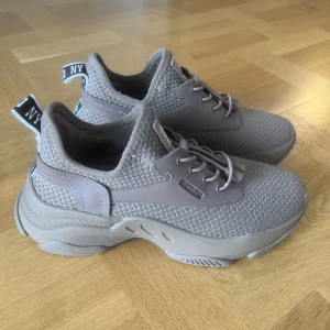 Steve Madden skor i storlek 37.  - Säljer dessa Steve Madden skor inköpta från Zalando i storlek 37. Skorna är endast använda 1 gång och är i färgen DARK TAUPE. 