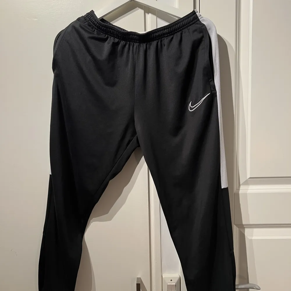 1. Nike Träningbyxor slimfit (M, 32,32) 2. Gymshark Lilac Tshirt (M) 3. Gymshark Mörkrött Tanktop (S)  Snygga kläder för gymmet. Fint skick.. Övrigt.