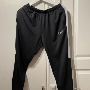  Träningskläder 3 Par i ett - 1. Nike Träningbyxor slimfit (M, 32,32) 2. Gymshark Lilac Tshirt (M) 3. Gymshark Mörkrött Tanktop (S)  Snygga kläder för gymmet. Fint skick.