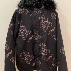 Vinterjacka med björnar  - Vinterjacka som jag köpt via aelfric Eden köptes för lite över 2000kr säljer den för 300kr då jag inte använder den numera, jackan har lite små märken vid armen men inget som syns jätte tydligt när man har på sig den. Obs den är ganska oversized!