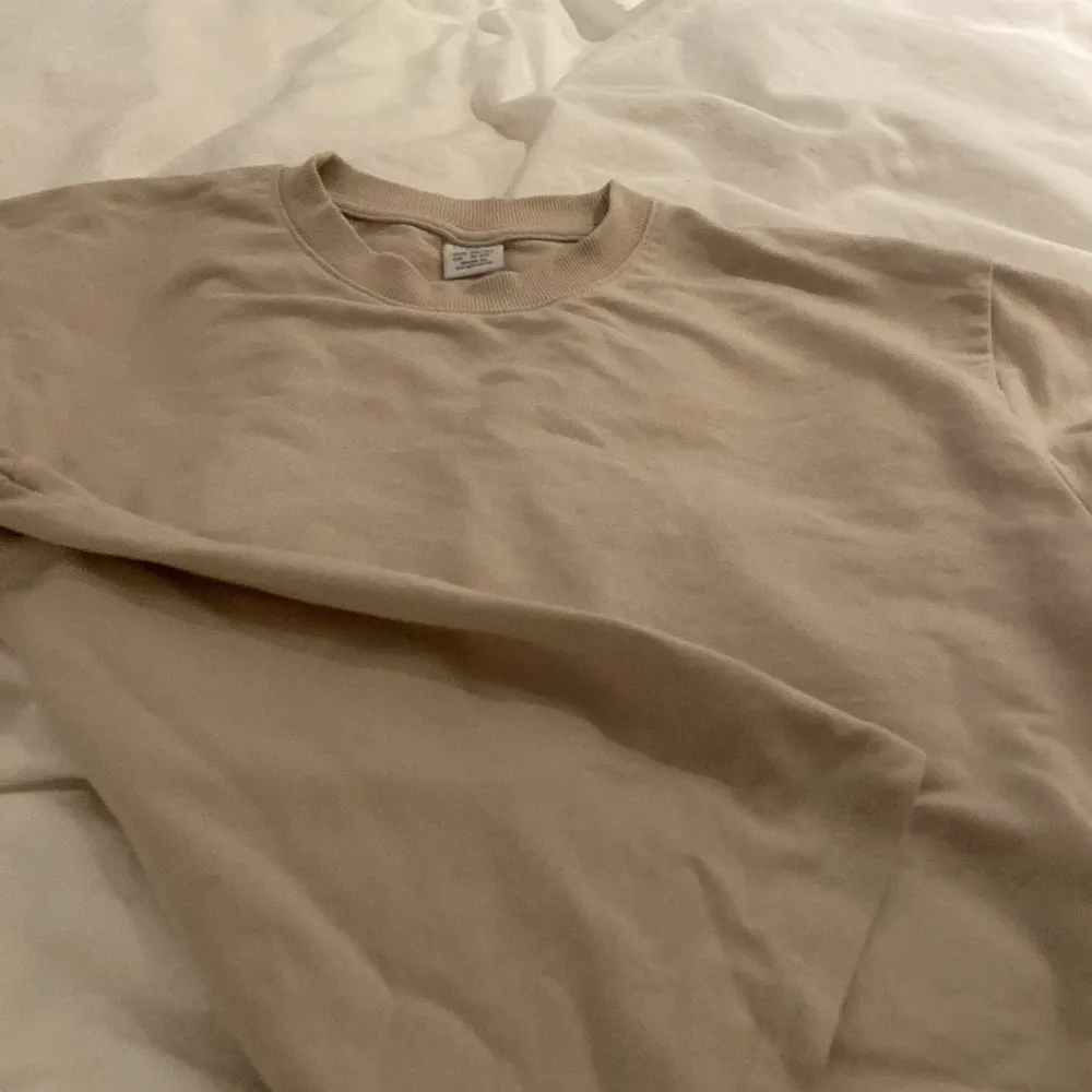En beige Lindex tröja i storlek 146-152. Den är lite större i srorleken💕. T-shirts.