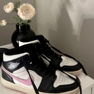 Nike air jordans rosa - Nike air jordans 💗Säljer pga att de inte används längre. Pris går att diskuteras och kan skicka fler bilder vid intresse☺️nypris ca 3000.