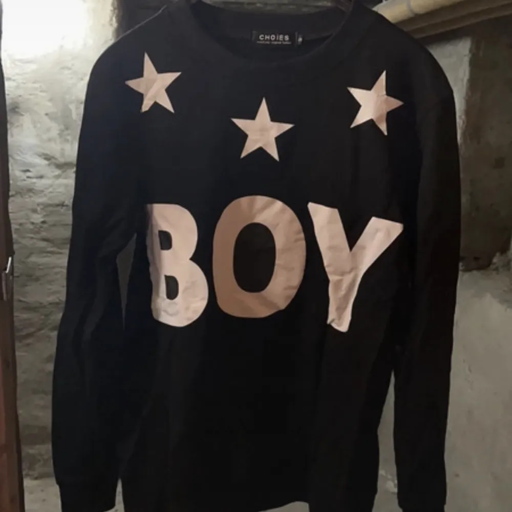 Tröja med texten Boy påframsidan.  Storlek S/36/8 passar även XS/34/6.  Passar unisex. Några funderingar/frågor fråga på.. Hoodies.