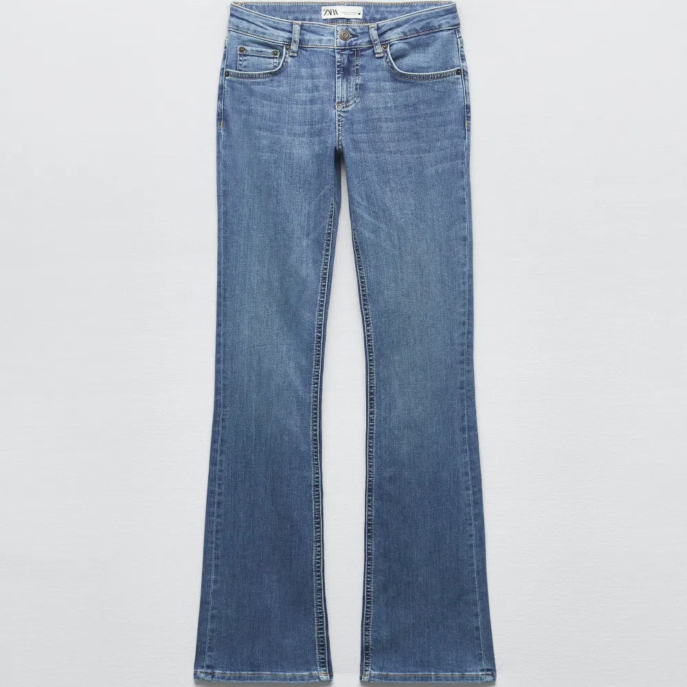Säljer dessa jeans som slutats sälja från zara i storlek 38. Tryck gärna på köp nu!!. Jeans & Byxor.