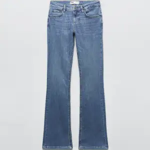 Säljer dessa jeans som slutats sälja från zara i storlek 38. Tryck gärna på köp nu!!