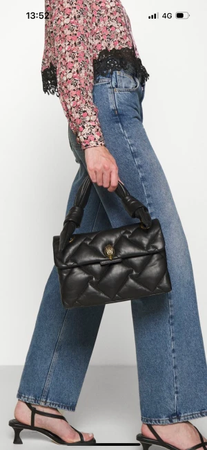 Kurt Geiger väska  - Köptes för 2800kr, använd men i bra skick. Lite märken på undersidan från att ha stått på marken. Två band finns till och dustbag.  Höjd: 18cm  Längd: 28cm Vidd: 9,5cm   Egna bilder kan skickas vid intresse  