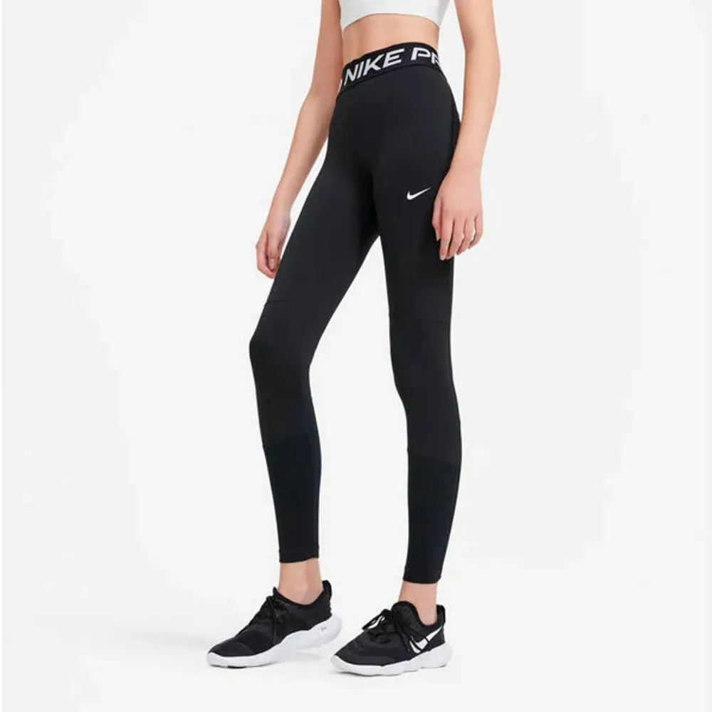 Ett par Nike PRO träningsbyxor i storlek m. Aldrig använda för har en annan storlek som passar bättre för mig. Men lappen och allt sitter kvar. Köpta för 450kr men säljer för endast 300kr. Köparen står för frakten! Skriv gärna om ni har frågor! 💗. Jeans & Byxor.