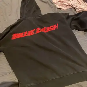 Billie eilish hoodie ibgen defekt förutom lite färg på högra handen.