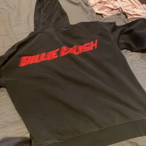 Billie eilish hoodie  - Billie eilish hoodie ibgen defekt förutom lite färg på högra handen.