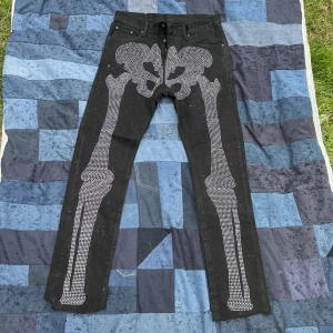 Rhinestone jeans - Snygga knappt använda jeans, saknar tyvärr fåtal stenar, slits på insidan av benöppningen, reguler fit. Dm vid frågor:)