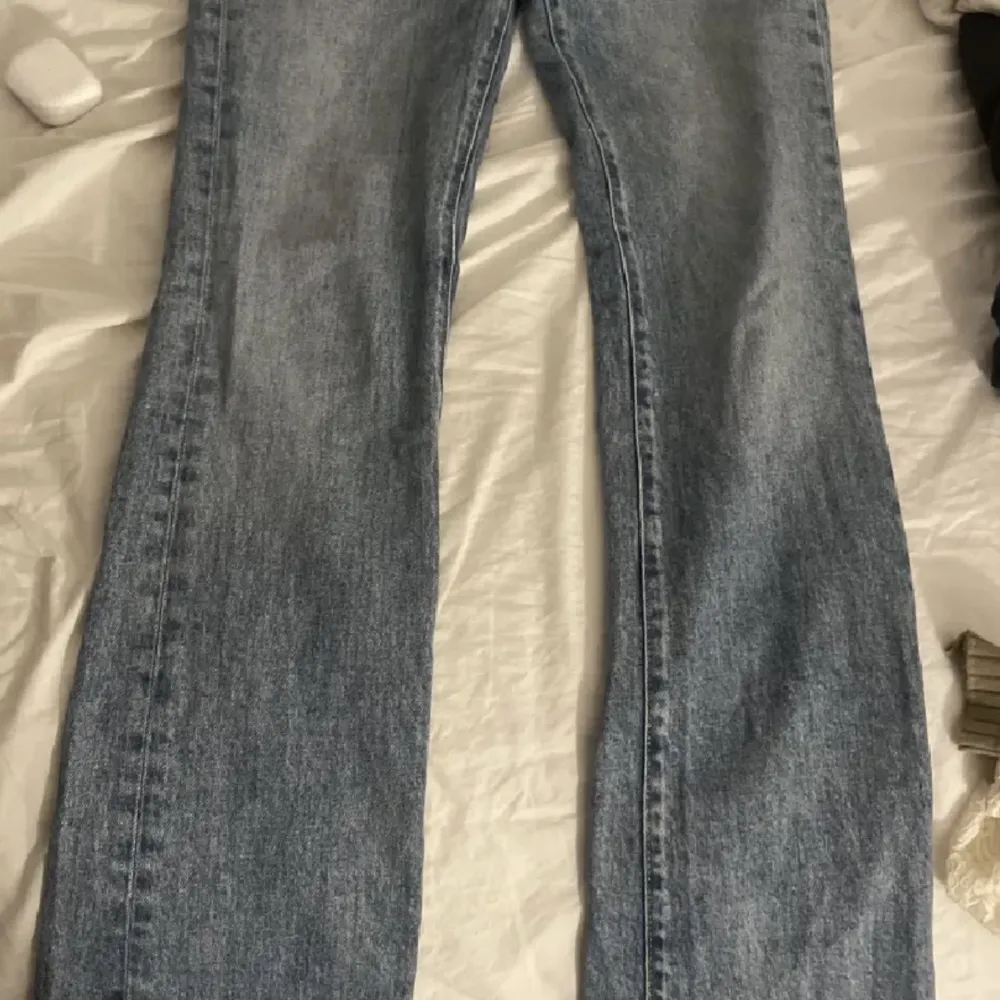Säljer mina oanvända pepe jeans då jag köpte i fel storlek jag skulle säga att dessa passar någon som bär storlek 36 och är cirka 165-170 cm❤️dom är lågmidjade och bootcut och i nyskick!!. Jeans & Byxor.