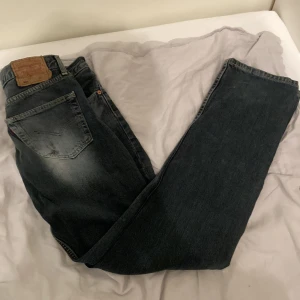 äkta levis 501 - Ett par levis 501 jeans. Ganska bra skick, ett litet hål i höger bak ficka(se bild 3) men annars är dem fräscha och schyssta, saknar kvitto. Säljer då jag inte använder dem längre. Jag är typ 185