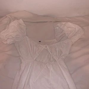 Klänning - Säljer denna klänningen eftersom den inte kommer till andväning!