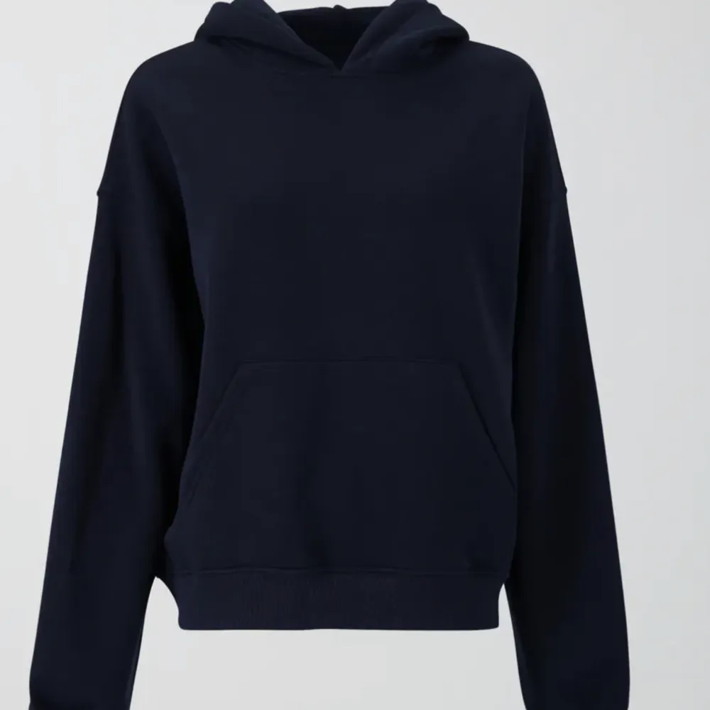 Säljer min nya fina mörkblå hoodie, säljer då jag köpte fel storlek. Säljer för 250kr, pris kan diskuteras!. Hoodies.