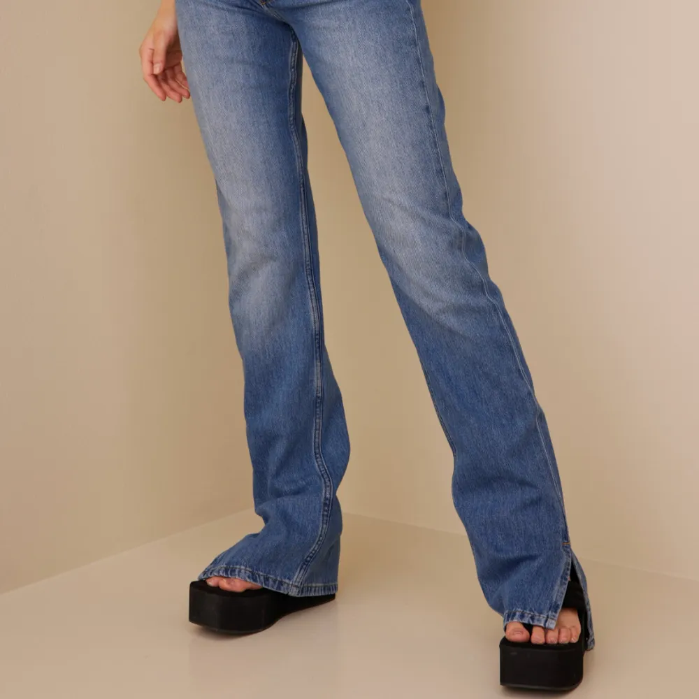 Blå jeans från Nelly, nypris 699kr säljer dom pga att dom inte passade mig, aldirg använda💕. Jeans & Byxor.