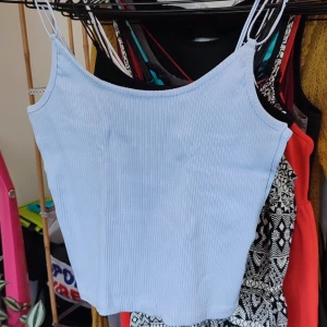Nytt Blått Croppat Linne 💠 - Helt nytt croppat Linne från lager 157, i ribbad still. Storlek xs/s. Nytt och oanvänt, prislapp kvar 🙌