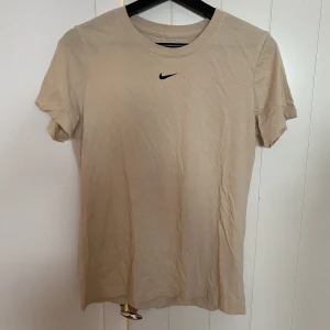 Nike T-shirt - Beige Nike T-shirt i storlek S🧡
