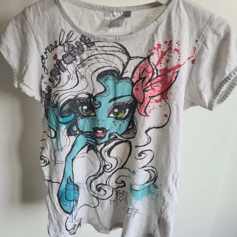 En cool t-shirt med monster high tryck på. T-shirts.