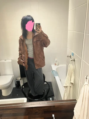 vintage brun läderjacka  - supersnygg vintage brun läderjacka, storlek m-l 