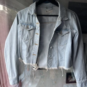 Jeansjacka - Jeansjacka ifrån ginatricot i storlek s. Nypris, 400kr