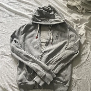 Tommy Hilfiger Hoodie - Vintage Tommy Hilfiger Hoodie i mycket bra skick. Inga hål eller liknande. Det är en L men sitter som en M 