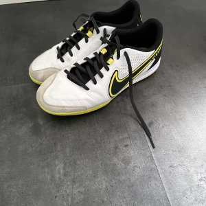 NIKE TIEMPO INNESKOR - hej, säljer mina nike tiempo inneskor då inte används o ja behöver lite💰, skorna är köpta i vintras på unisport för 900kr, de är använda en gång på en futsal turnering i vintras, skick 9/10