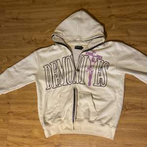 Säljer min demonites hoodie då den ej används. Inga defekter eller skador på den. Storlek M och sitter lite löst