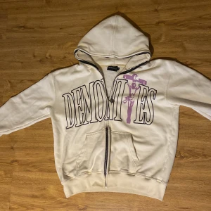 Demonites hoodie - Säljer min demonites hoodie då den ej används. Inga defekter eller skador på den. Storlek M och sitter lite löst