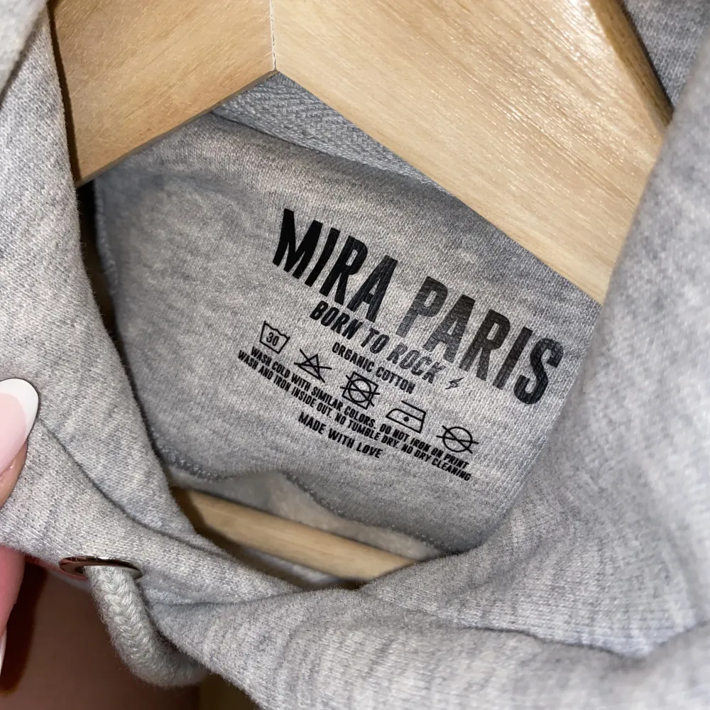 Mira Paris hoodie med broderat tryck på ryggen🤍 Storlek S🤍 använd en gång! Nypris 2000kr. Hoodies.