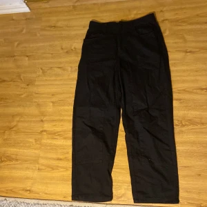 Double knee från bershka - Säljer mina double knee byxor/jeans från bershka då det ej används. Inga defekter eller skador. Dom är ganska baggy