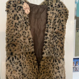 Väst - Väst med leopard print