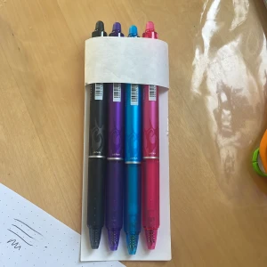 pilot frixion penna - råkade beställa för många! NYSKICK finns blå, rosa, lila och svart! 2 för 40 ! (nypris ca 40kr styck)