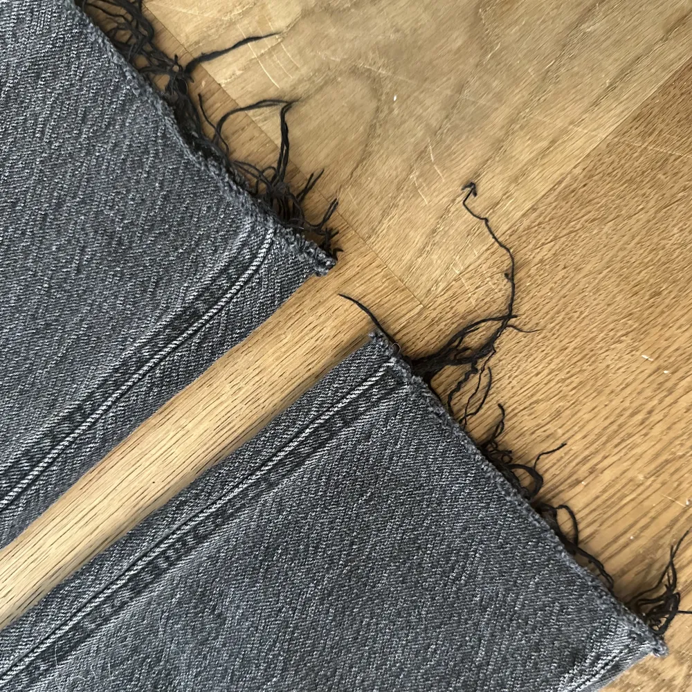 Snygga jeans i gråsvart med avklippta ben (köpta så) 💫. Jeans & Byxor.