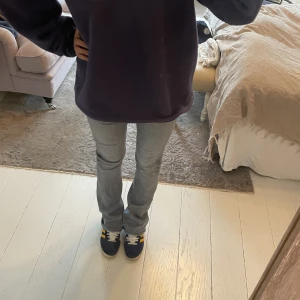 Gråa Jeans  - As snygga bootcut lowrise jeans💓  Älskar dessa mother jeans så himla mycket, de har verkligen den perfekta gråa färgen!😍  Har endast använts några få gånger. Som nya kostar dessa ca 4 tusen