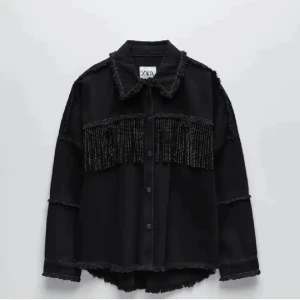 Zara jacka - Super snygg jacka från zara 💗obs går inte att köpa längre. Säljer pgainte kommit till andvändning då jag har en annan jacka💗 ny pris 500-600kr💗storlek L men sitter bra på mig som brukar ha XS