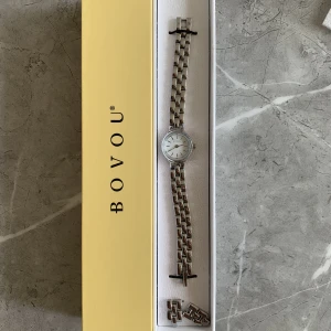 Dainty silver klocka Bovou - Säljer klockan Dainty i silver från Bovou. Klockan har några repor på sidan av glaset/urtavlan och liite silvrig färg är bortskars från länkarna längst ut men det syns inte när man har på sig ❤️kommer i originalförpackning med extra länkar och verktyg 
