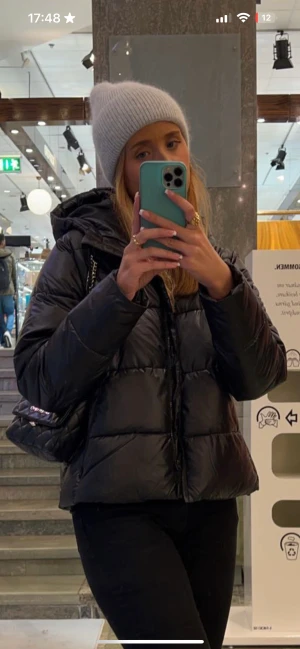 svart vinter jacka  - säljer denna super snygga & varma vinter jacka i storlek S, stor i storleken, fint skick 