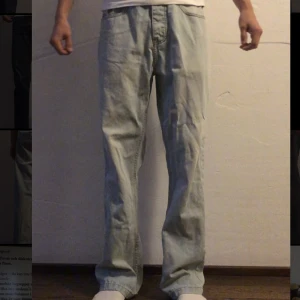 Snygga jeans  - Ett par snygga ljus blå jeans från märket rocawear. Jeansen har mönster på ena bakfickan. De är i bra skick förutom på insidorna  vid fötterna. För fler bilder, skicka ett meddelande. 