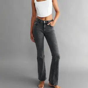 Mörkgråa jeans från Gina tricot. Skriv för fler bilder eller frågor!